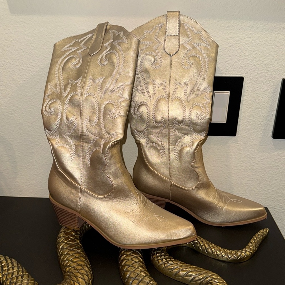 VEGAN GOLD COWBOY BOOTS BRAND NEW SIZE 9